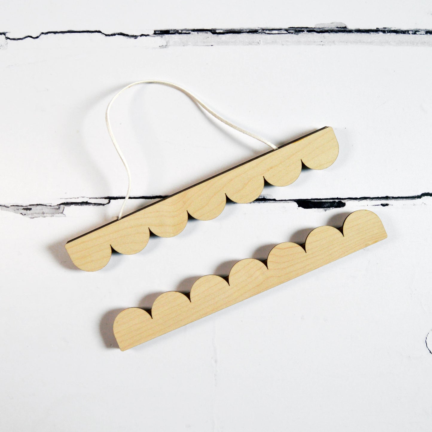 Scallop American Maple Magnetic Picture Hanger - A4