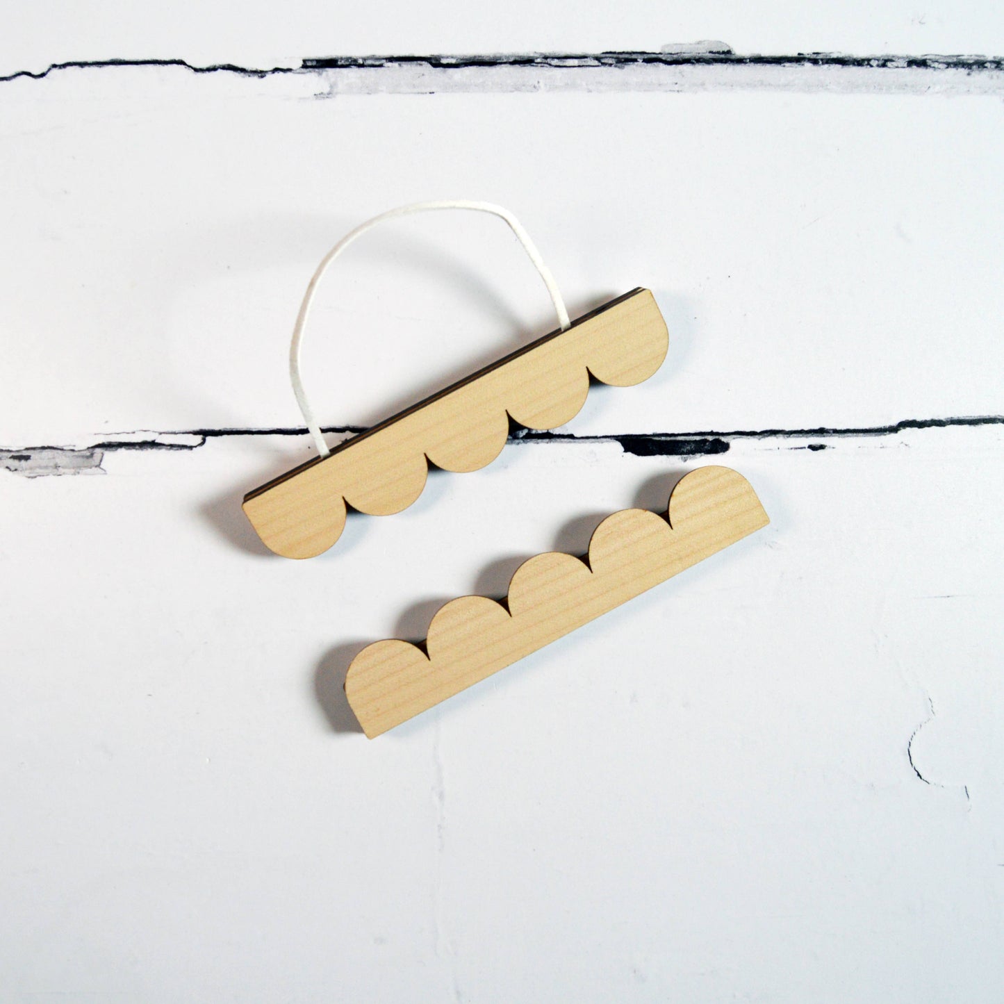 Scallop American Maple Magnetic Picture Hanger - A5